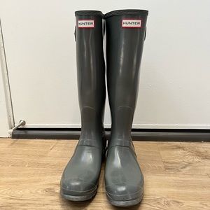 Hunter Rainboots, size 10, gray.